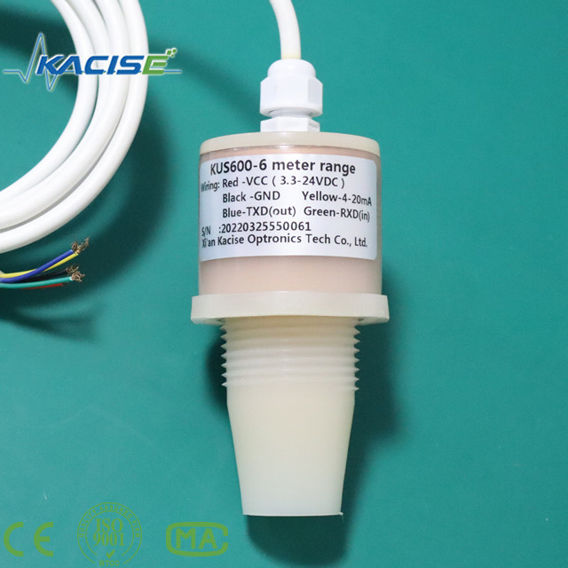 يستخدم جهاز الاستشعار بالموجات فوق الصوتية KUS600 المصنوع من مواد PVDF / PTFE لقياس المسافة ومستوى السائل.