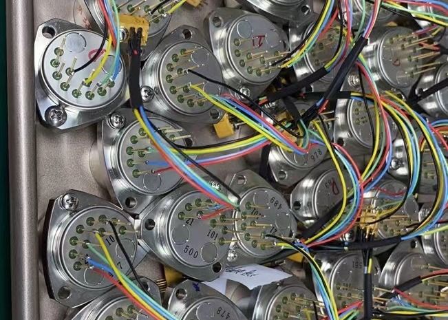 قطر التركيب 25 مم KSJB5 مستشعر مقياس التسارع المرن من الكوارتز مع دقة أقل من 5 ميكروجرام واستقرار طويل الأمد