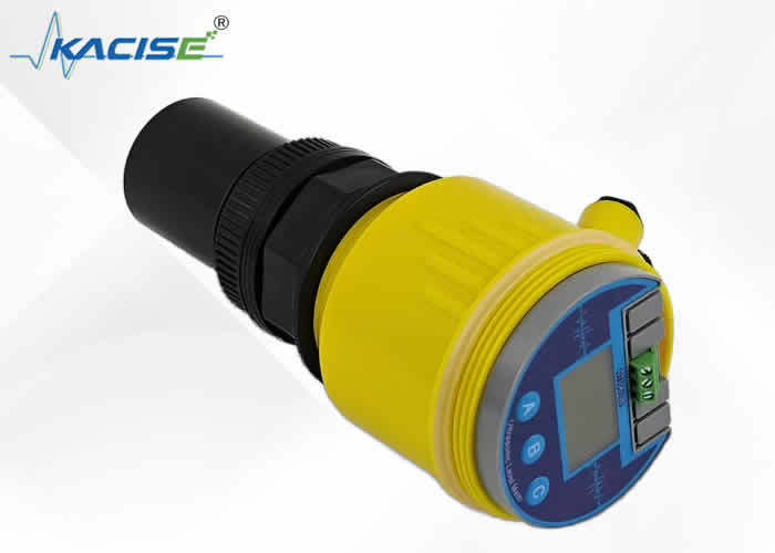 شاشة LCD KUM-100 أربعة أسلاك منفذ مزدوج مقياس مستوى الموجات فوق الصوتية لموفر الطاقة DC12-28V في التطبيقات الصناعية