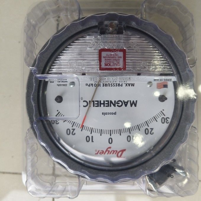 مقياس الضغط التفاضلي Dwyer Magnehelic 2300-60PA مع نطاق 60-0-60 Pa ، دقة ± 2 ٪ ، وغرفة IP67