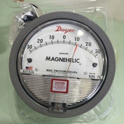 مقياس الضغط التفاضلي Dwyer Magnehelic 2300-60PA مع نطاق 60-0-60 Pa ، دقة ± 2 ٪ ، وغرفة IP67