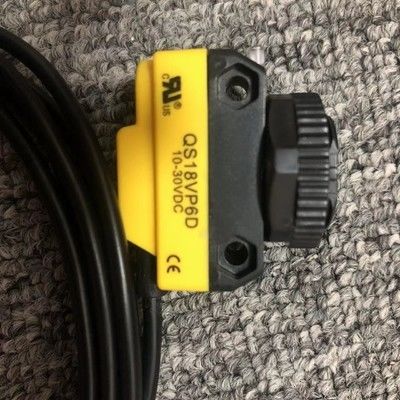 جهاز استشعار ضوئي كهربائي QS18VP6D المنتشر مع نطاق استشعار 450 مم IP67 NEMA 6 خروج PNP المسموح به و المكمل