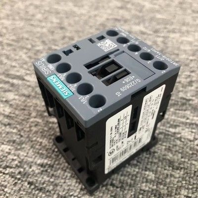 Siemens 3RT2015-1AF01 موصل طاقة ثلاثي الأقطاب مع تيار مقدر 7 أمبير وجهد ملف تيار متردد 110 فولت