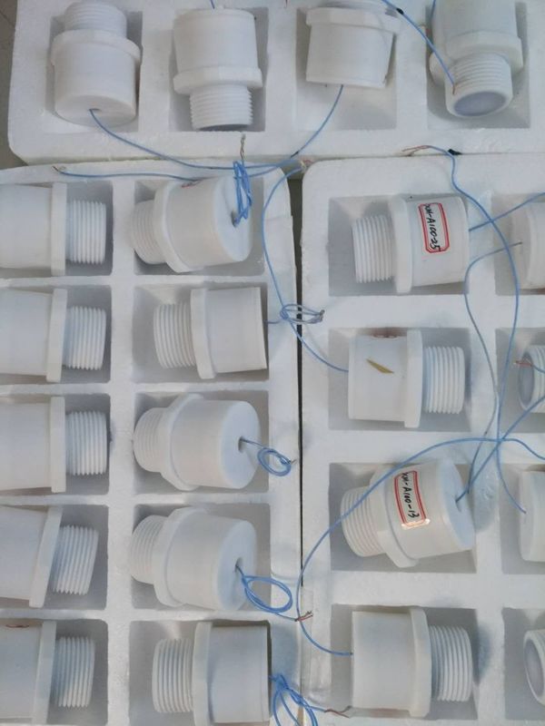 مستشعر مستوى الموجات فوق الصوتية PTFE للطعام مع مقاومة كيميائية وحماية IP67 لقياس مستوى السوائل