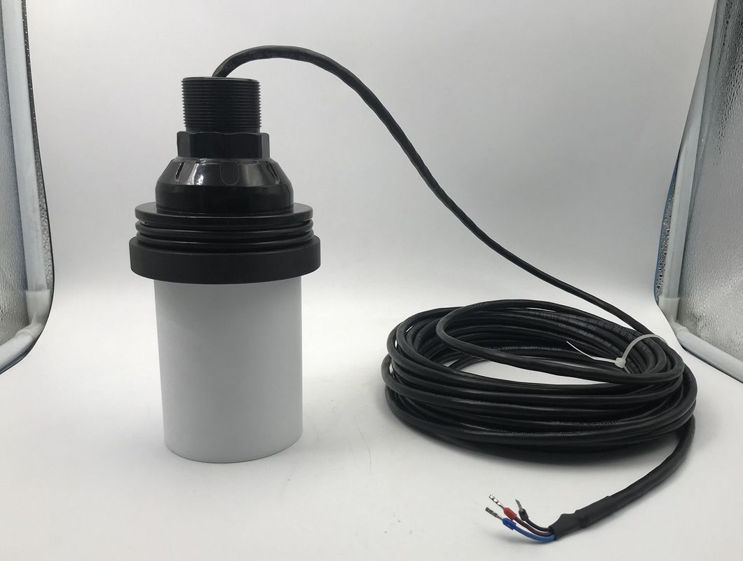 جهاز استشعار بالموجات فوق الصوتية المقاوم للماء IP68 مع مادة PTFE المنزلية ومدى 0.5 - 12m لقياس المستوى