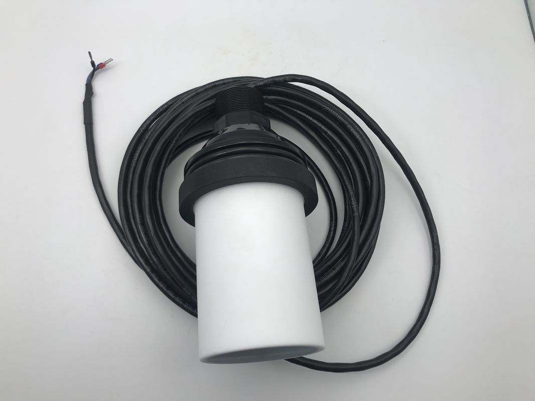 جهاز استشعار بالموجات فوق الصوتية المقاوم للماء IP68 مع مادة PTFE المنزلية ومدى 0.5 - 12m لقياس المستوى